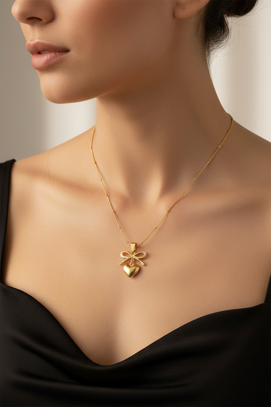 Amora Bow Halskette