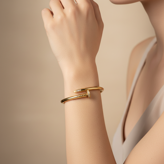 Nagel Armreif mit minimalistische Steinchen