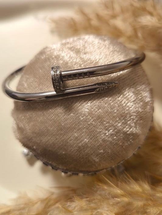 Nagel Armreif mit minimalistische Steinchen