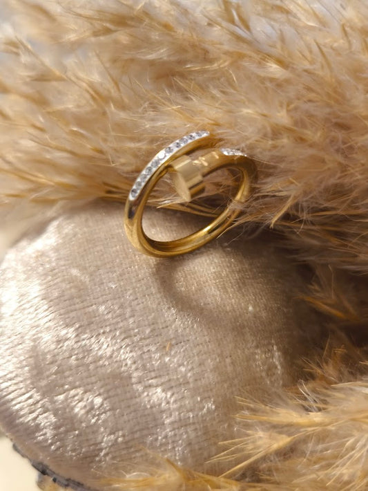 Nagel Ring mit Zirkon Steinen