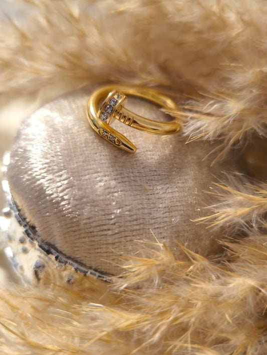 Nagel Ring mit minimalistischen Steinchen