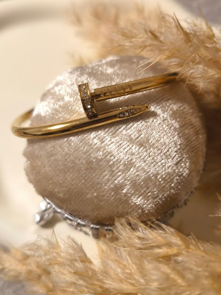 Nagel Armreif mit minimalistische Steinchen