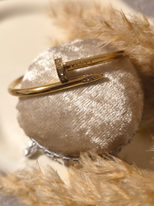 Nagel Armreif mit minimalistische Steinchen