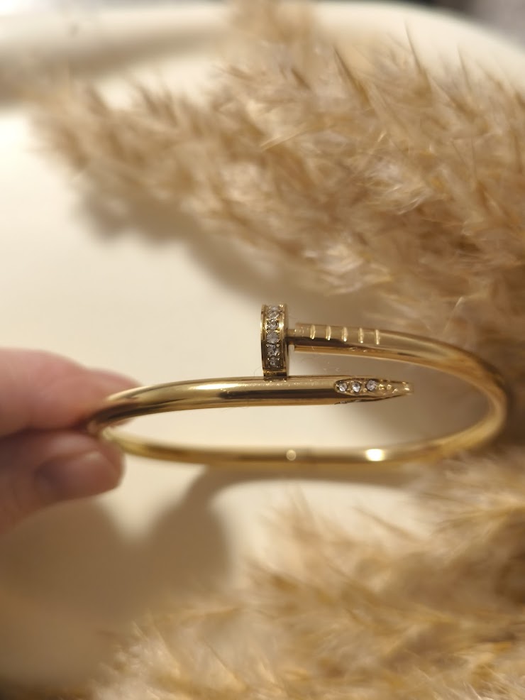 Nagel Armreif mit minimalistische Steinchen