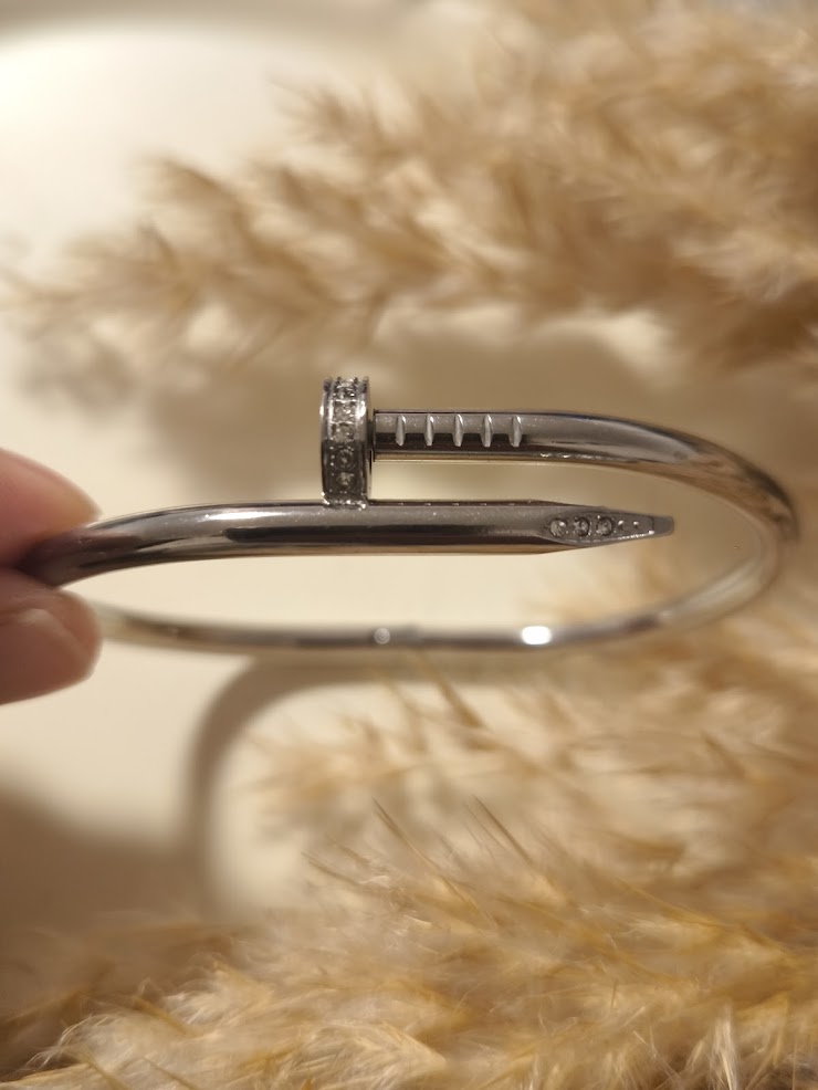 Nagel Armreif mit minimalistische Steinchen