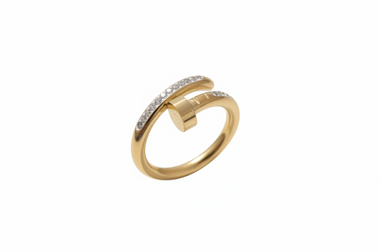 Nagel Ring mit Zirkon Steinen