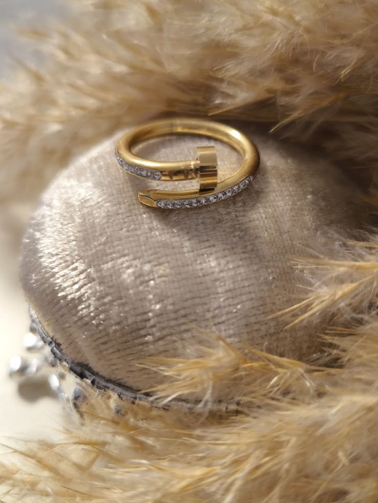 Nagel Ring mit Zirkon Steinen