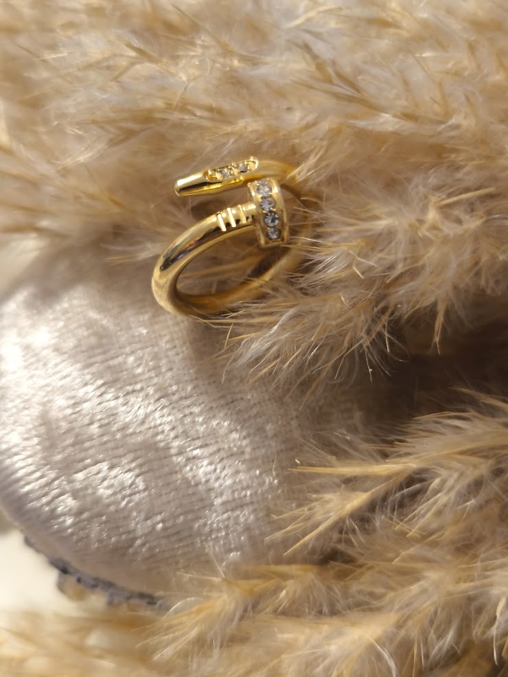 Nagel Ring mit minimalistischen Steinchen