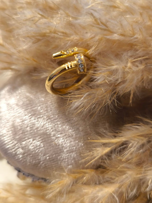 Nagel Ring mit minimalistischen Steinchen