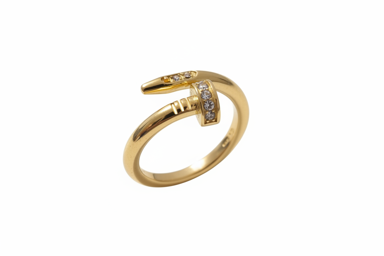 Nagel Ring mit minimalistischen Steinchen