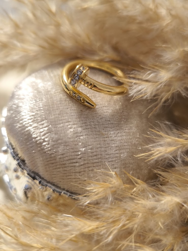 Nagel Ring mit minimalistischen Steinchen